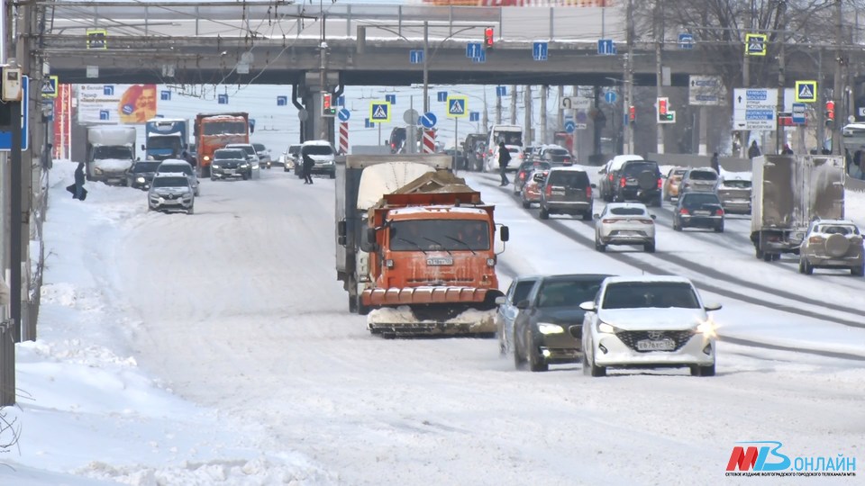 Дороги Волгограда успели очистить от снега до вечернего часа пик