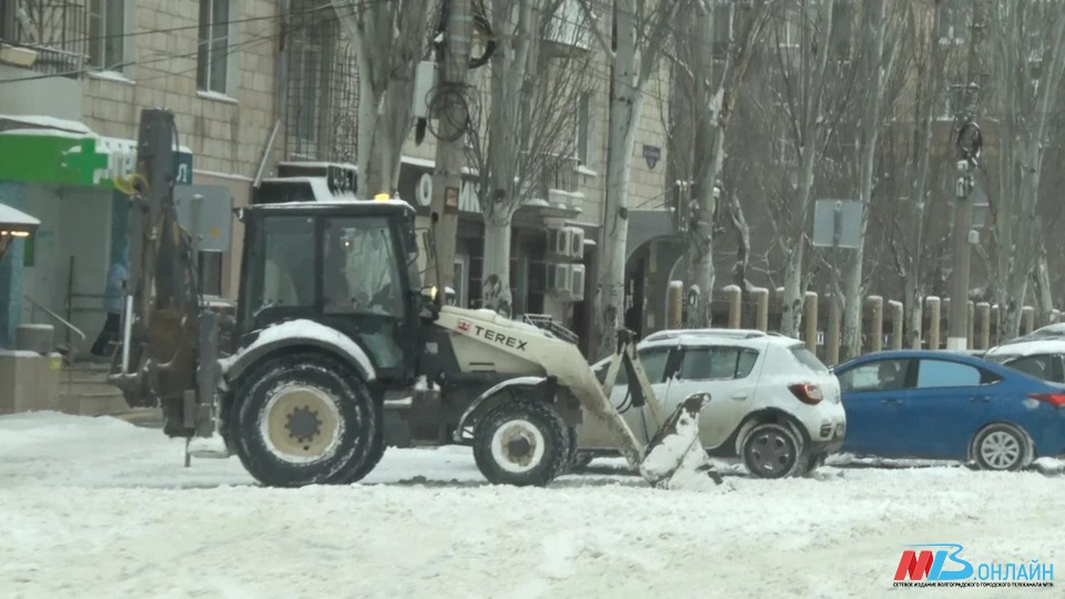Коммунальные службы Волгограда вывели на уборку пешеходных зон тракторы-щетки