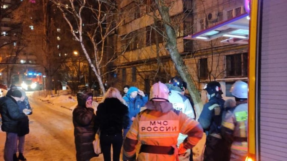 В Волгограде в подъезде 9-этажного дома загорелся мусор