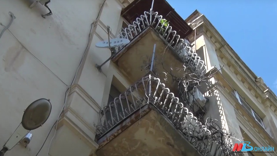 На улице Мира Волгограда упала часть лепнины на балконной плите дома