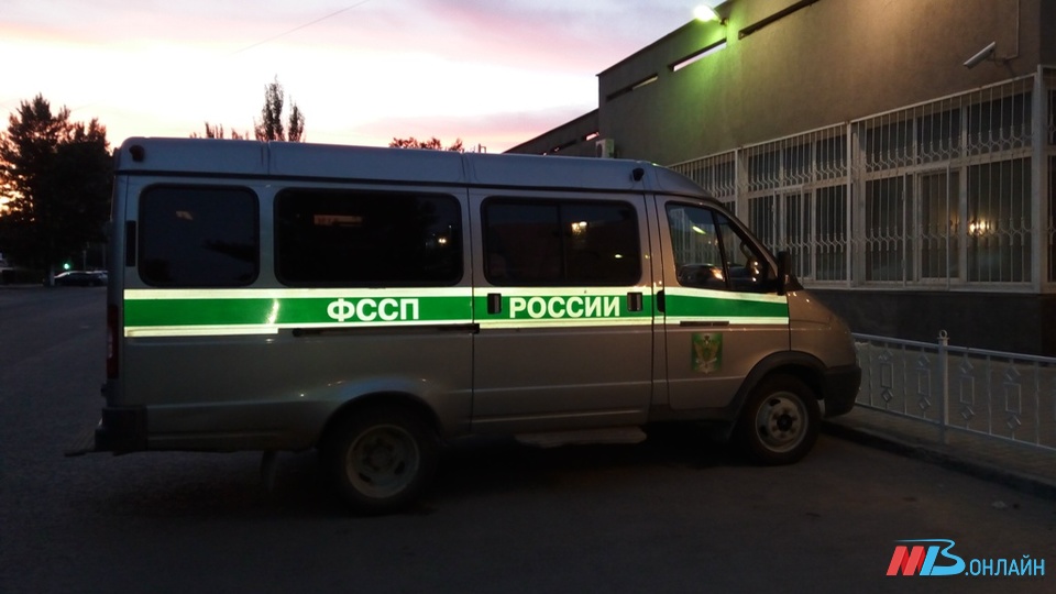 Приставы арестовали машину волгоградца из-за долга в 400 тысяч рублей