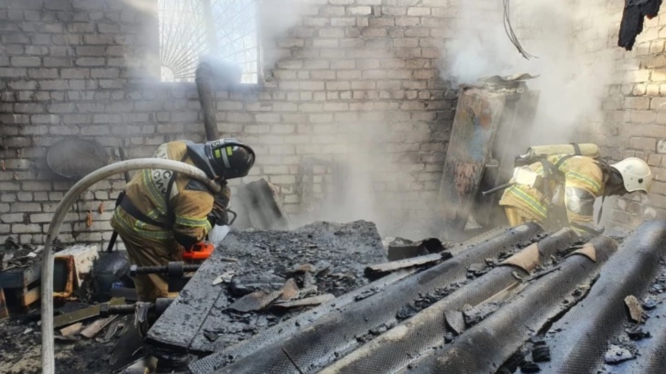 В Волгограде во время пожара в мастерской пострадал рабочий