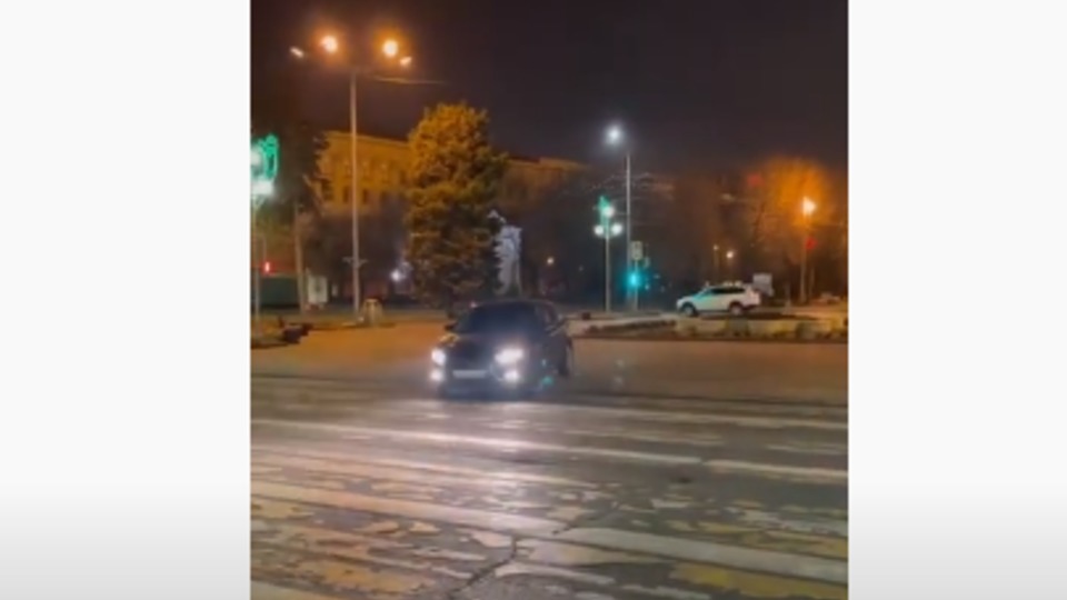 Тонированная «Лада» распугала пешеходов в центре Волгограда