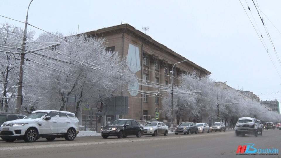 В Волгограде устраняют последствия весеннего снегопада