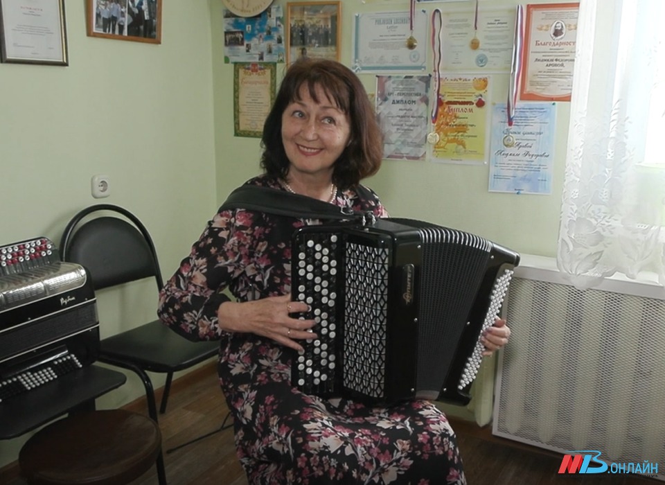 Волгоградские баянисты поздравили своего педагога с юбилеем и 50-летием в профессии