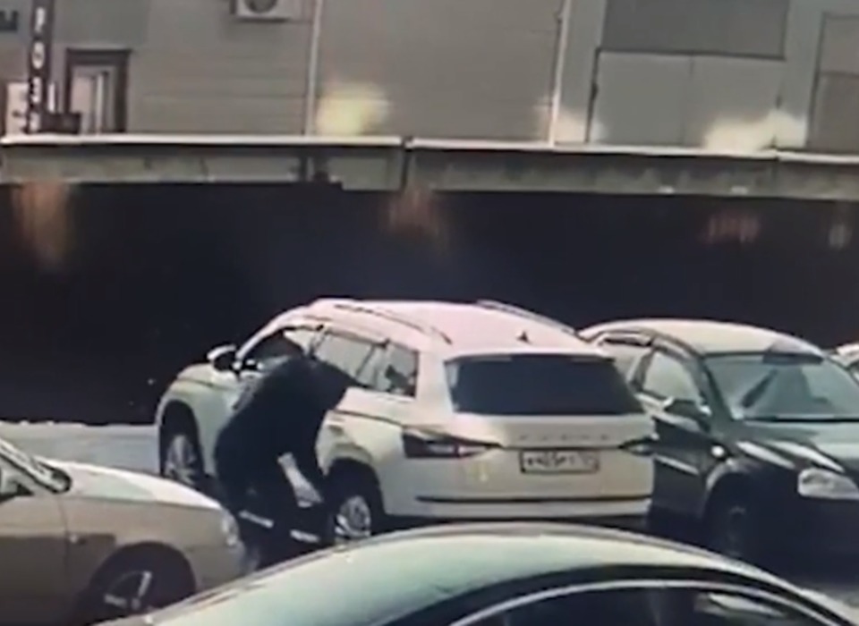 В Волгограде пешеход отомстил водителю и проткнул колёса его иномарки