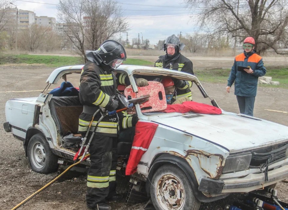 В Волгограде прошли соревнования по спасению пострадавших в ДТП