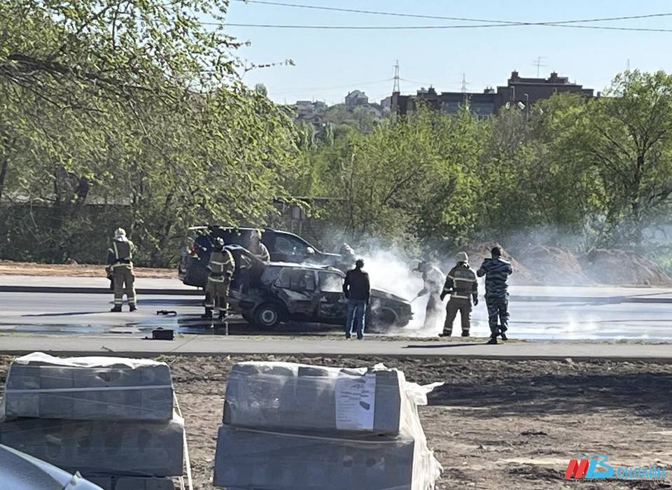 Возле 25-й больницы в Волгограде дотла сгорел автомобиль
