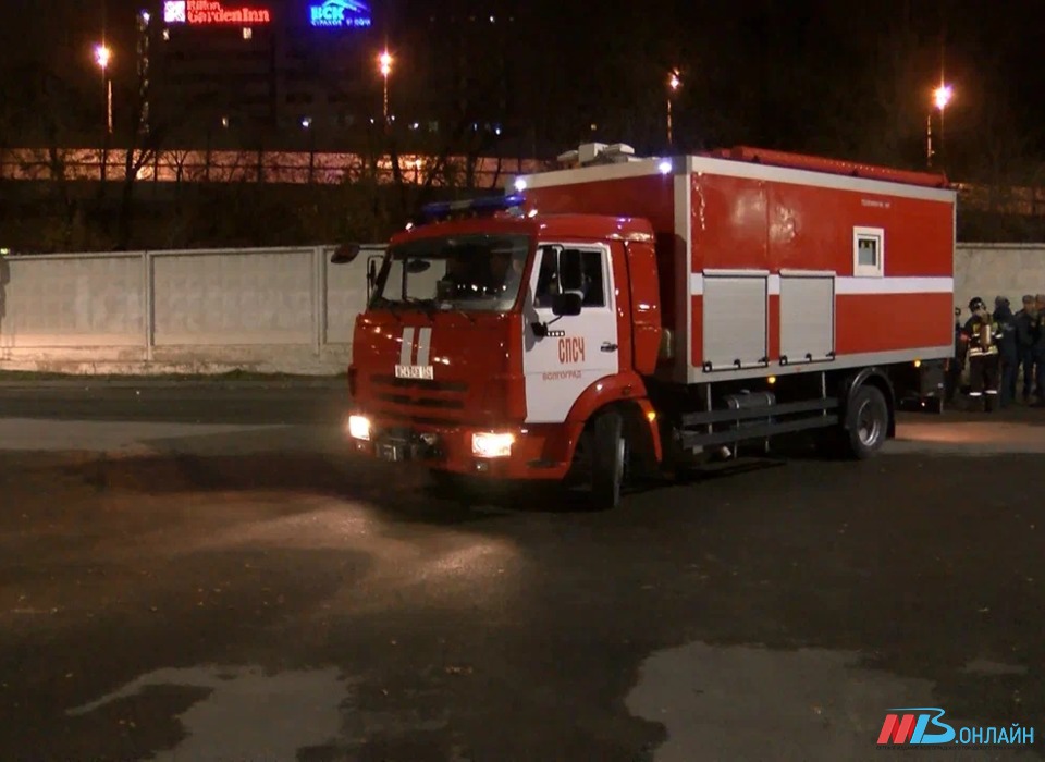 В центре Волгограда горит фургон