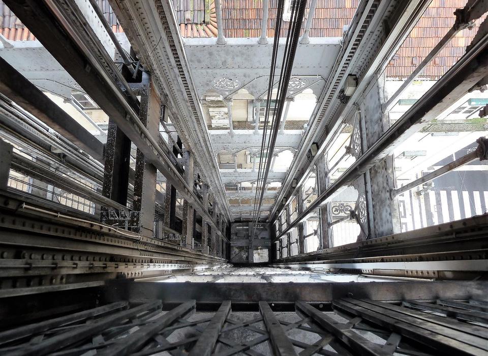 В Волгограде строитель провалился в лифтовую шахту недостроенного дома