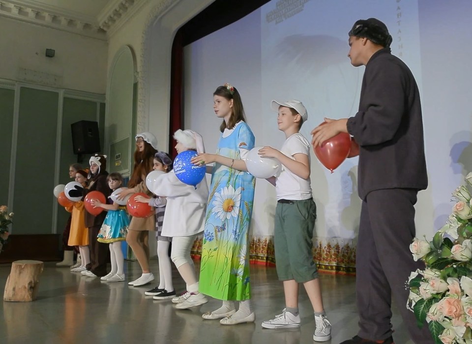 Народный театр "Благодатное небо" влюбляет волгоградских школьников в искусство Мельпомены