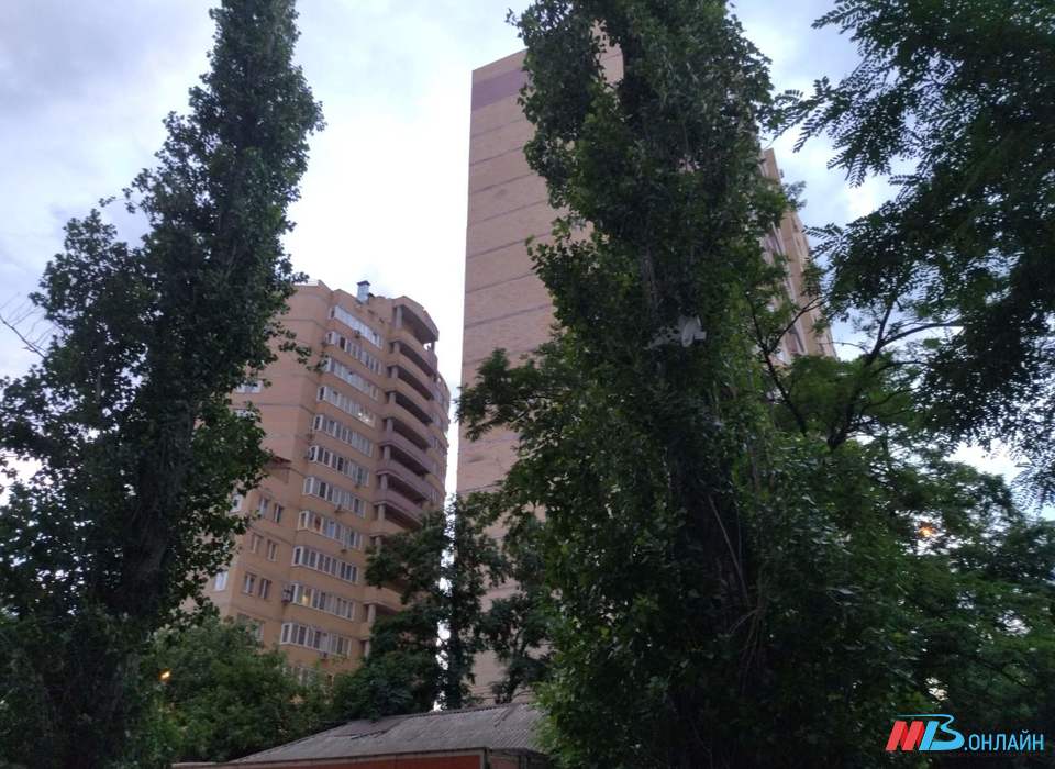 32-летняя мать с двумя детьми погибла при падении с 16-го этажа в Волгограде
