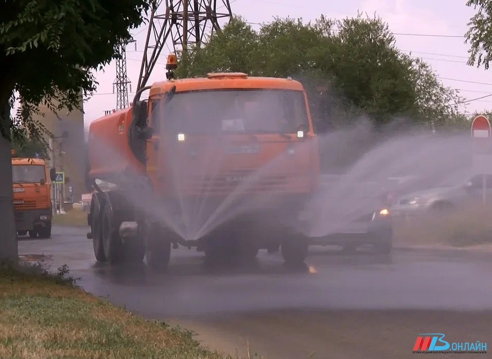 Спецмашины поливают улицы Волгограда водой из-за сильной жары