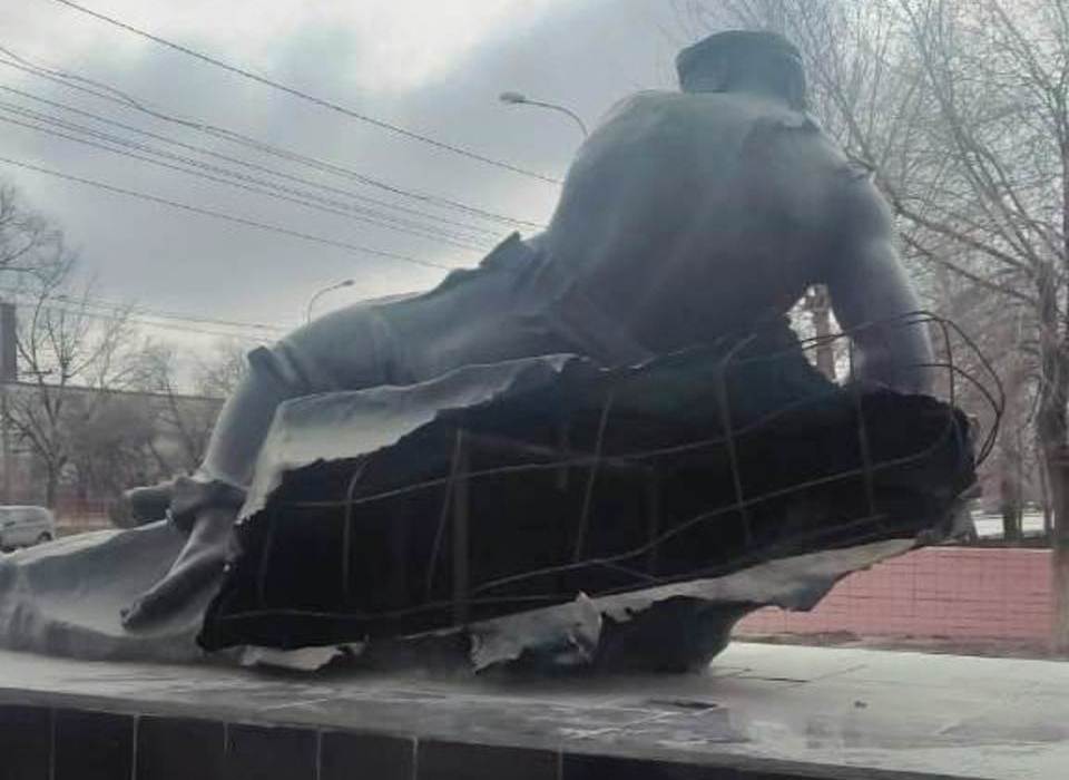 В Волгограде на принудительное лечение отправят вандала, повредившего памятник братской могилы