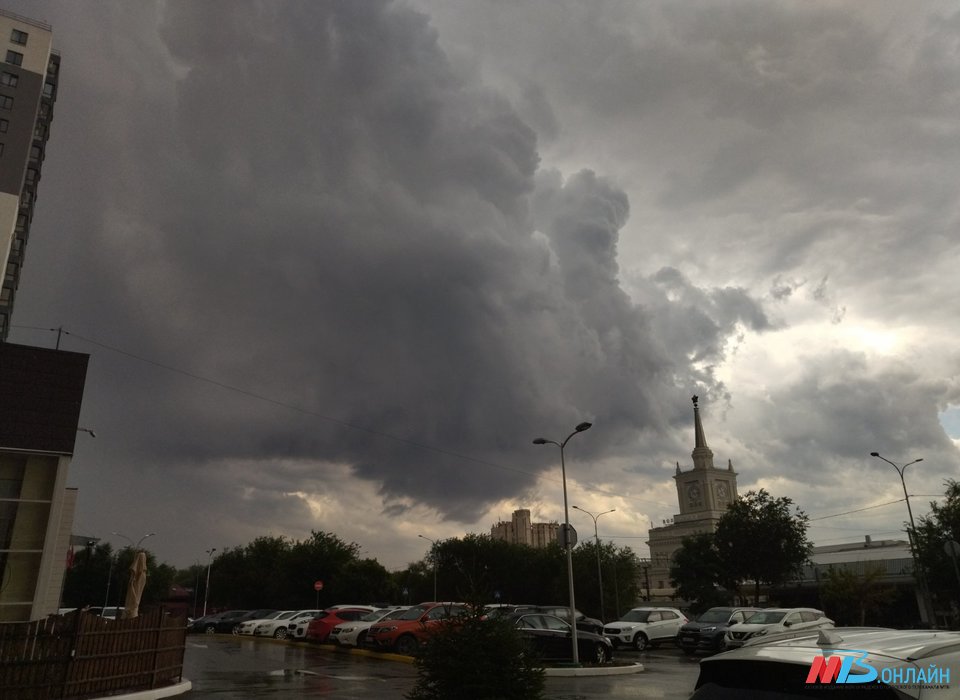На Волгоград днем 21 июля обрушился проливной дождь, град и шторм