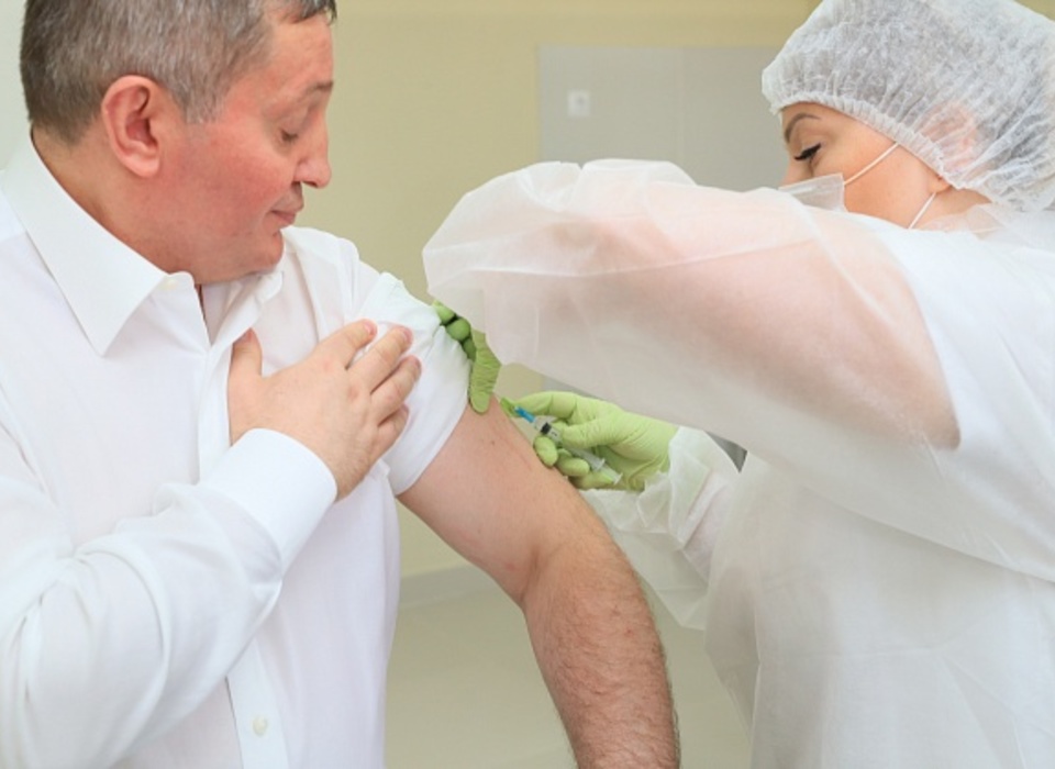 Андрей Бочаров прошел ревакцинацию от коронавируса