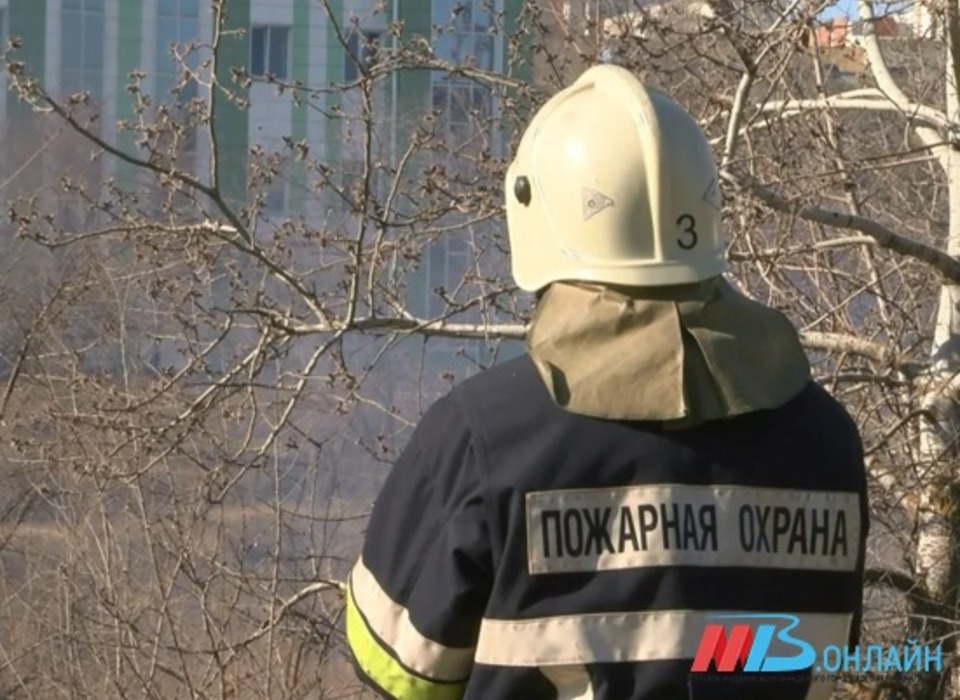 2 часа в поселке под Волгоградом горели 24 тонны сена и 130 кв.м. хозпостройки