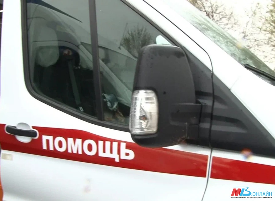 В Волгограде водитель иномарки врезался в световую опору