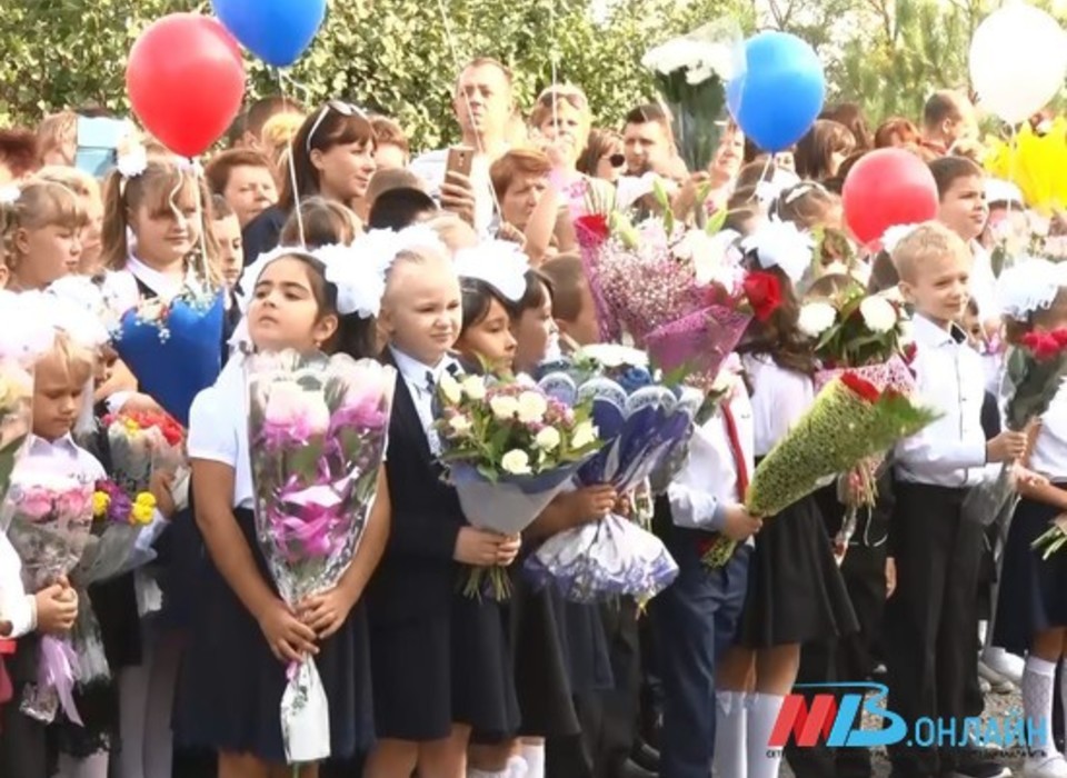 Бочаров поручил провести в волгоградских школах торжественные линейки 1 сентября