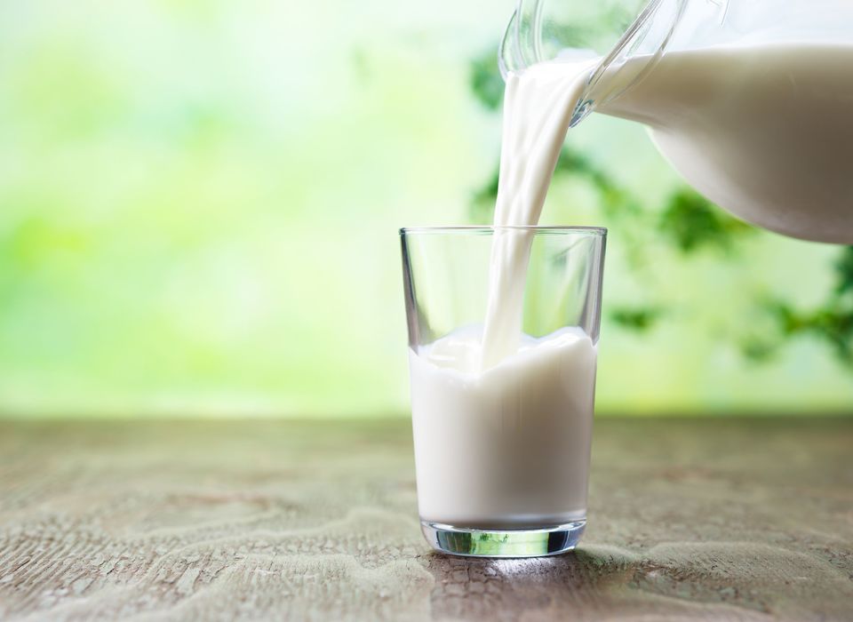 С 1 сентября жителям России будут выдавать молоко «за вредность»