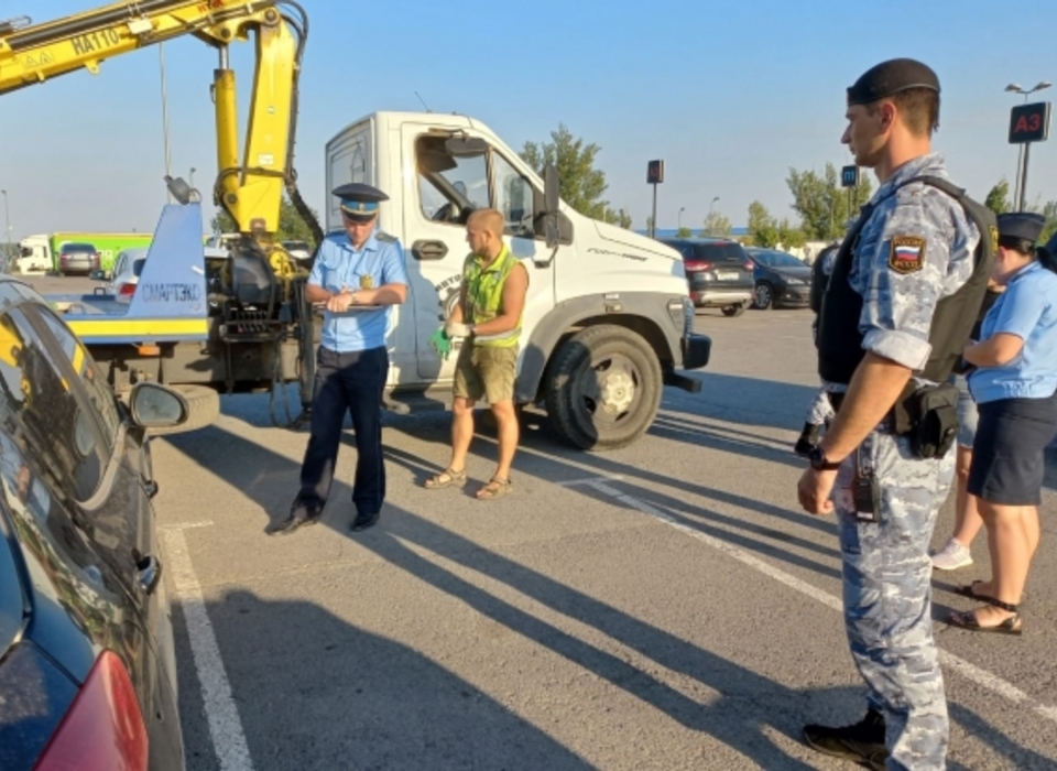 Волгоградские приставы арестовали 10 авто на парковке у «Акварели»