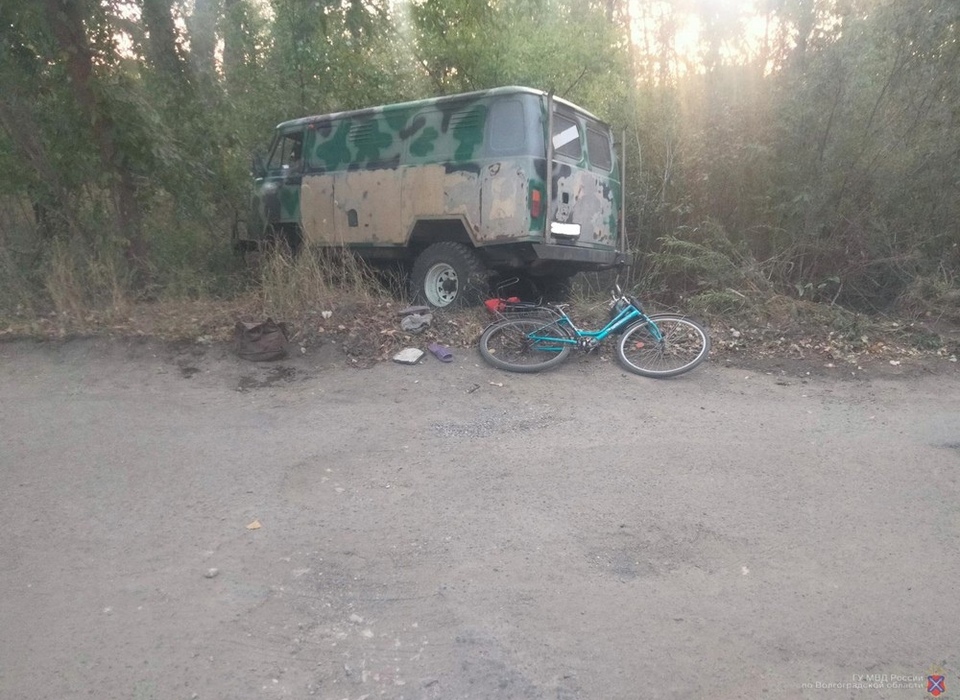 Под Волгоградом 50-летняя велосипедистка попала под колёса фургона из-за ямы на дороге