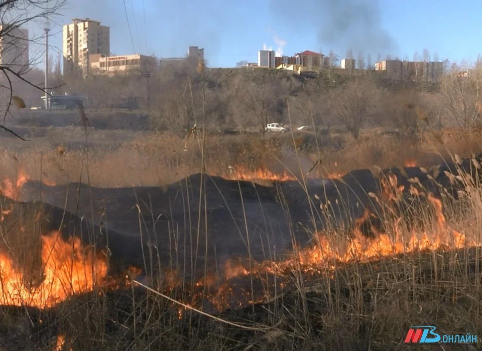 Жителей Дзержинского района Волгограда напугал черный и густой дым от пожара