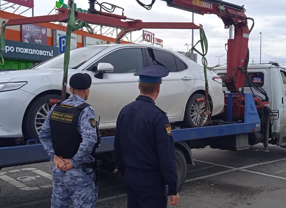 25 автомобилей арестовали приставы на парковке у ТЦ в Волгограде