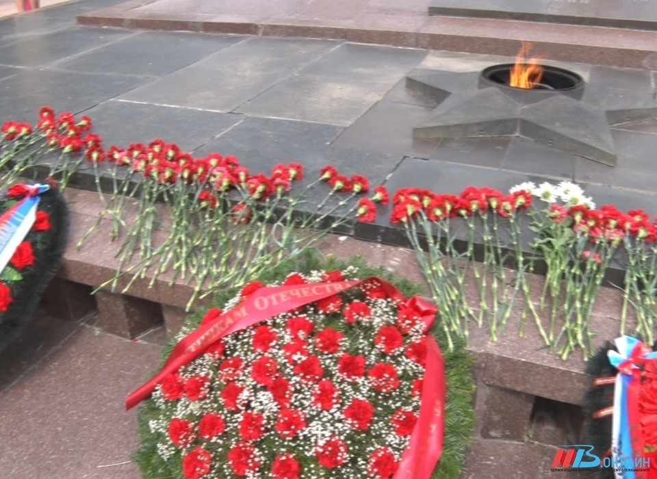 В Волгограде спецсоставом восстановили основание памятника на братской могиле воинов двух армий