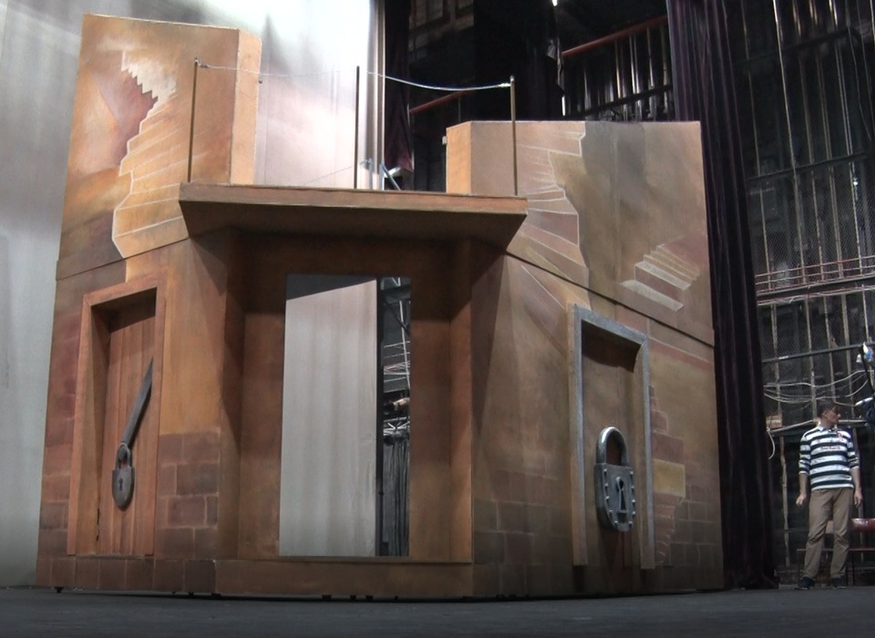 Для «Севильского Цирюльника» на сцене «Царицынской оперы» строят двухэтажный дом