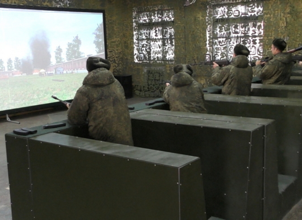 В Волгоградской области мобилизованные учатся стрелять из РПГ в интерактивном тире