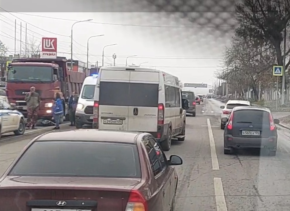 В Волгограде водитель иномарки упал замертво после ДТП с КАМАЗом