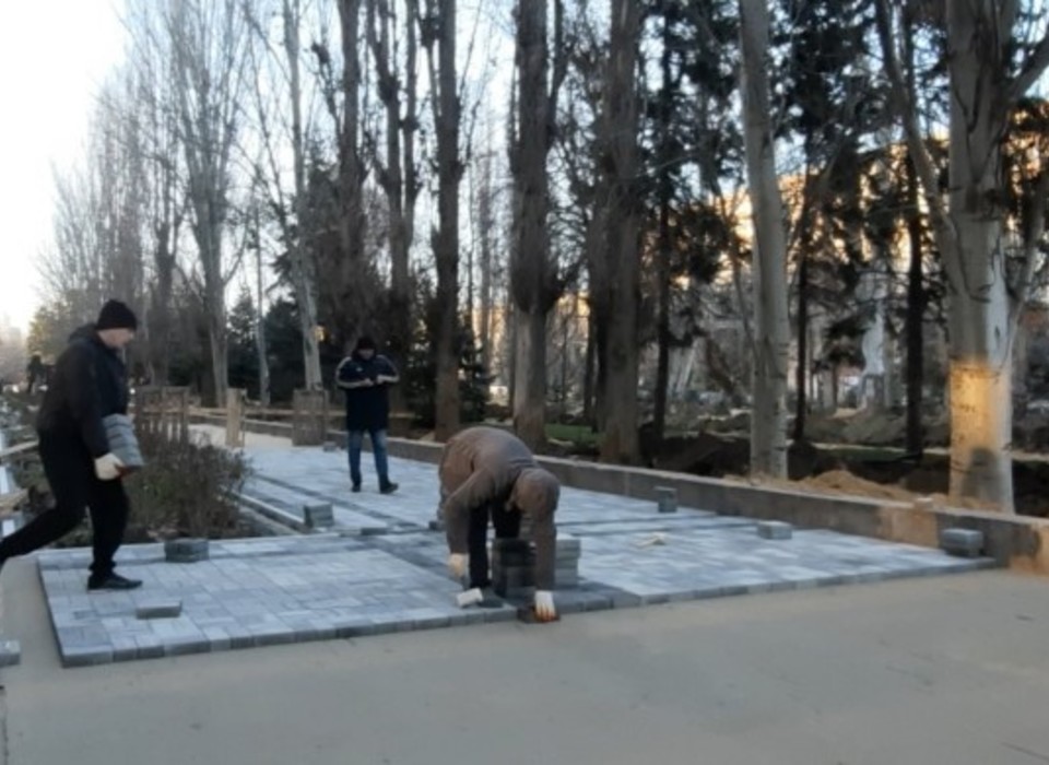 В Волгограде компания-исполнитель начала мощение тротуарной плитки на Аллее Героев