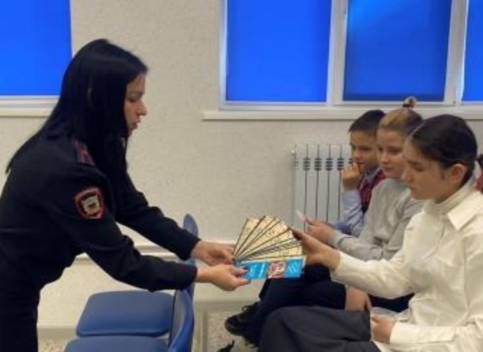 В Волгограде полицейские встретились со школьниками в рамках Дня правовой помощи детям