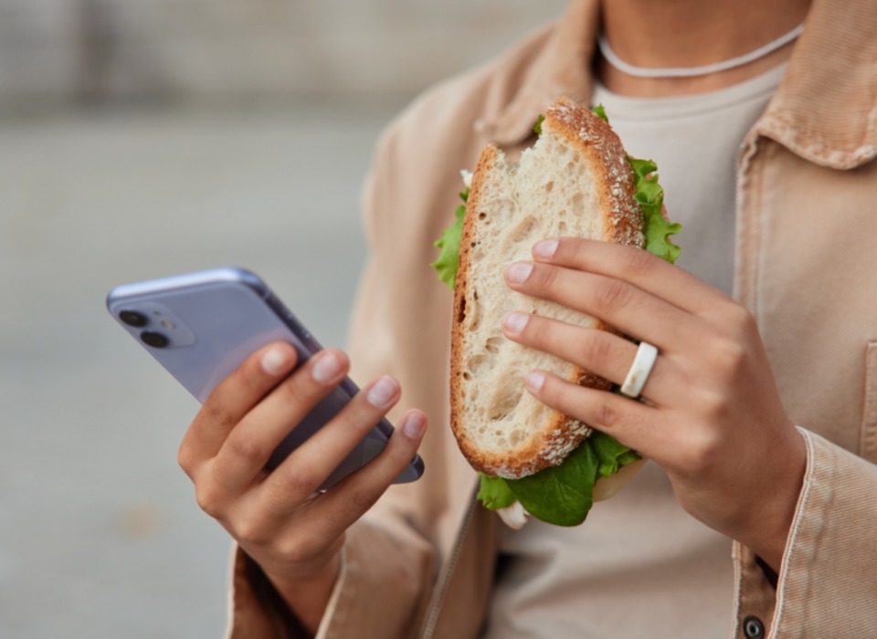 Медик предупредил россиян об опасности использования смартфонов во время еды