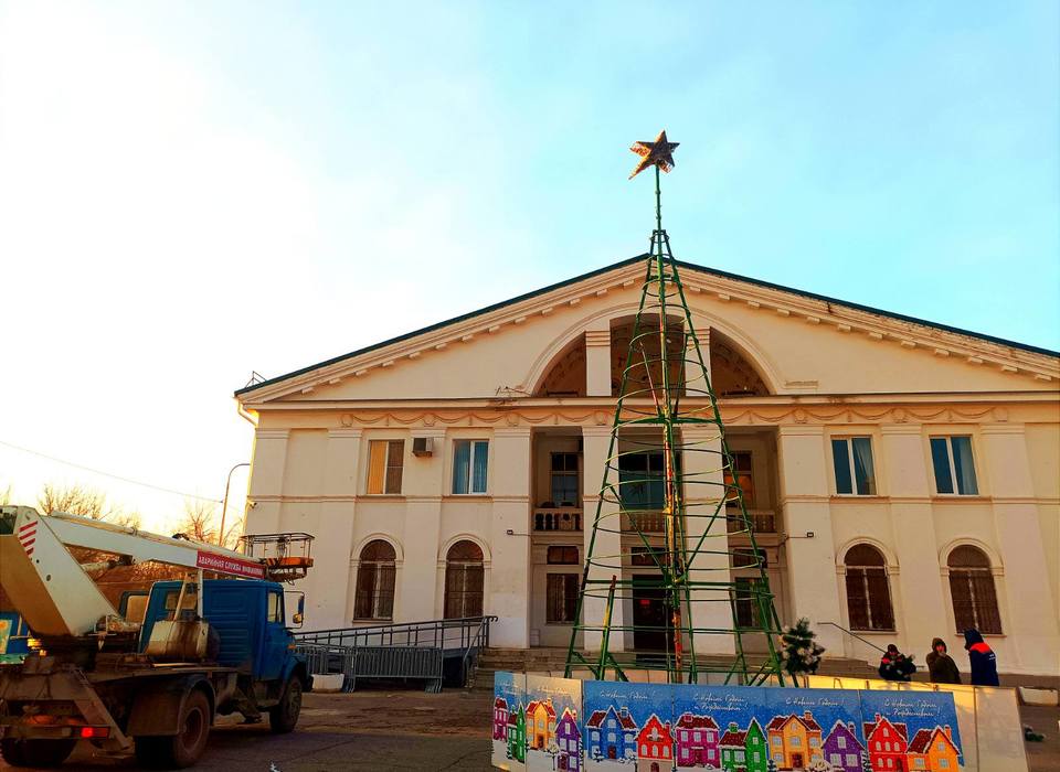 В Советском районе Волгограда начали устанавливать новогодние елочки