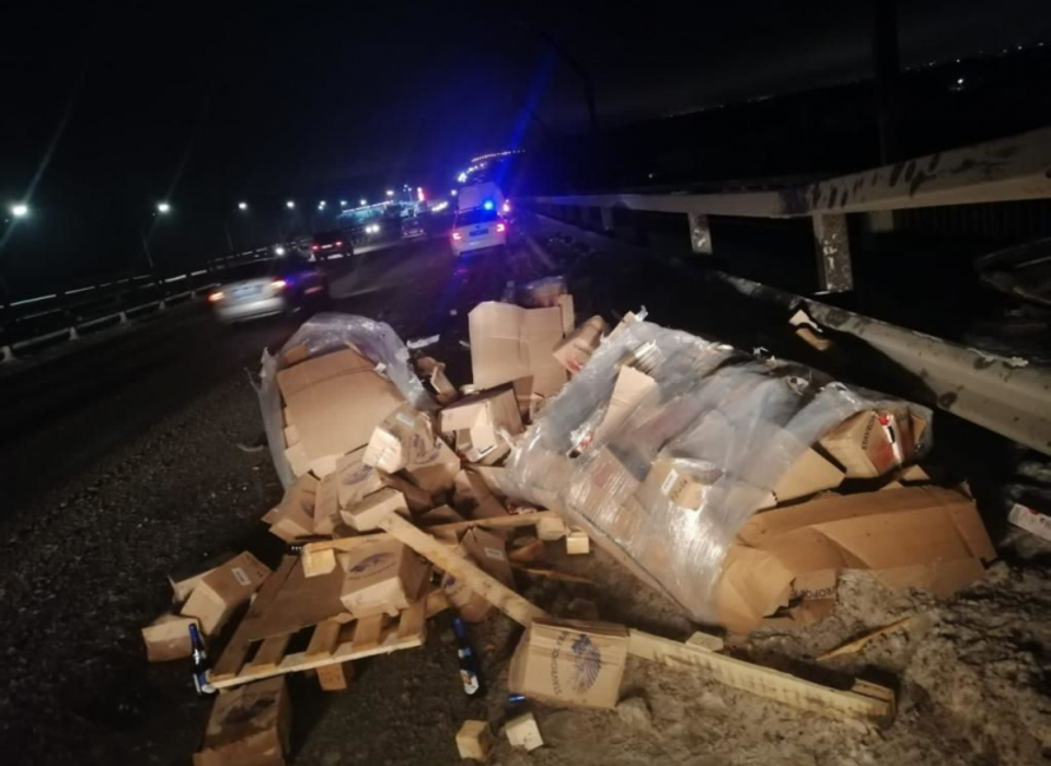 Один пострадавший: в Волгограде с автомобильного моста рухнул грузовик