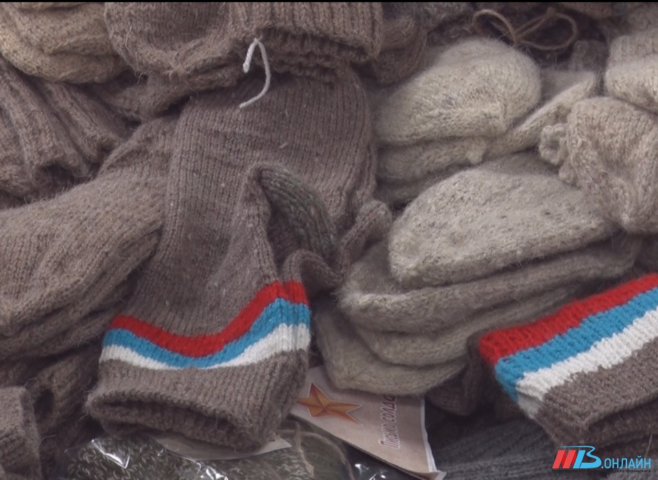 Почти две тысячи пар теплых носков связали волгоградцы для участников СВО