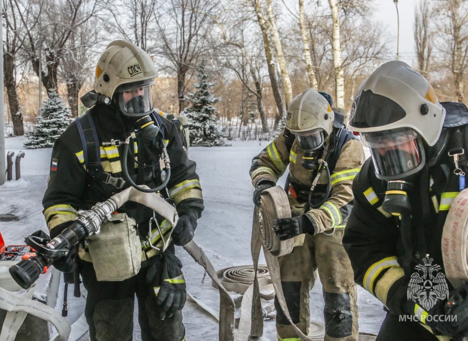 Огнеборцы потушили условный пожар во Дворце культуры в Волжском