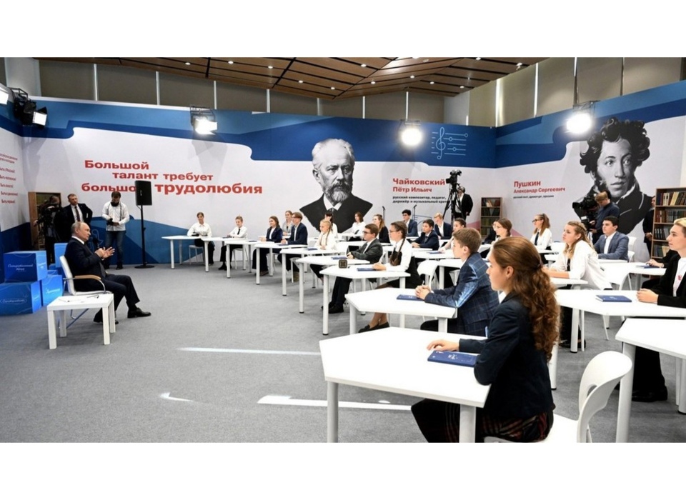 Президент РФ Владимир Путин провел открытый урок «Разговор о важном» в День знаний