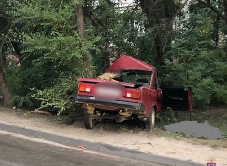 41-летний мужчина погиб после наезда на дерево на севере Волгограда