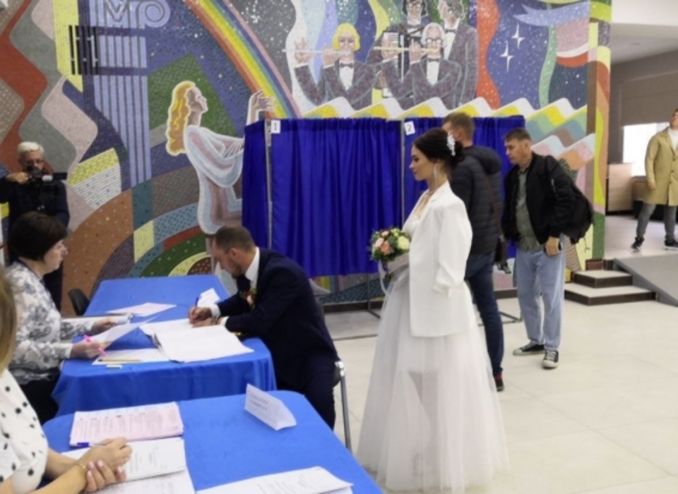 Под Волгоградом молодожёны пришли на выборы сразу же после регистрации брака