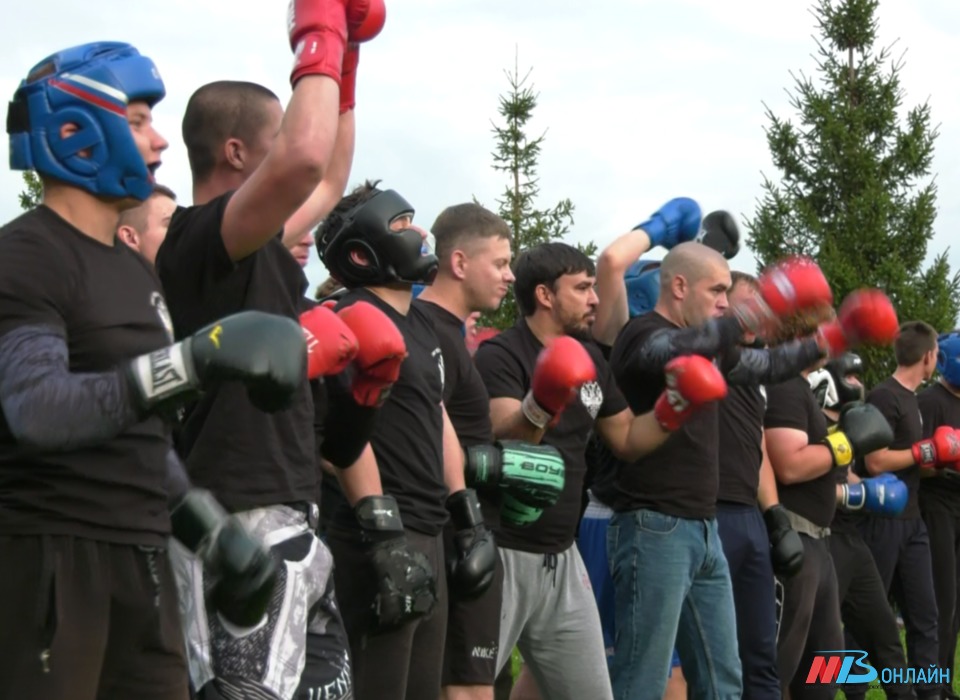 В Волгограде прошёл постановочный кулачный бой «Стенка на стенку»