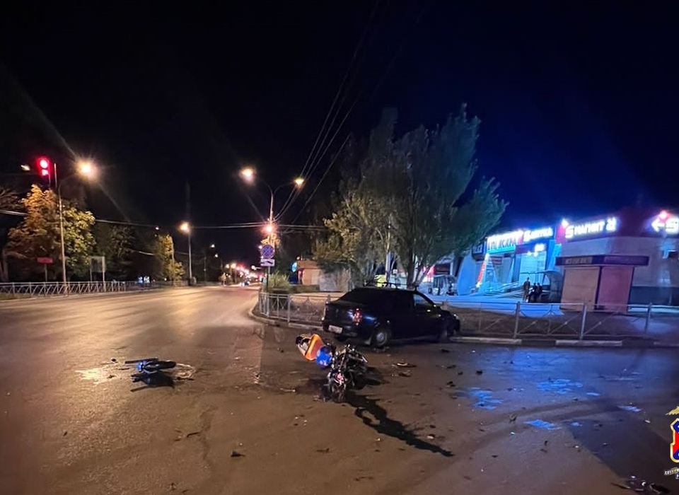 Под Волгоградом в ДТП с легковушкой пострадал 32-летний мотоциклист