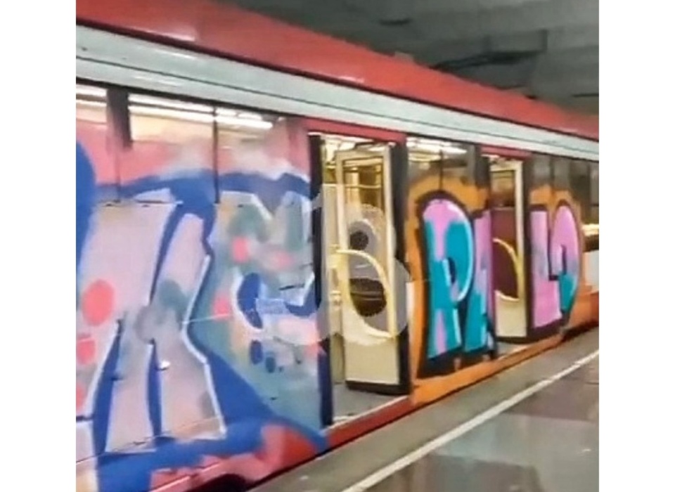 В Волгограде вандалы изуродовали скоростной трамвай