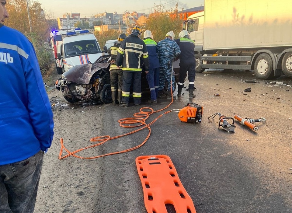 Двое молодых людей попали в больницу после ДТП с грузовиком в Волгограде