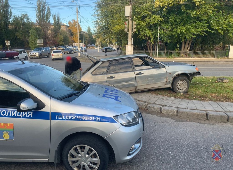 В Волгограде водитель ВАЗа проехал с открытым капотом и попал в ДТП