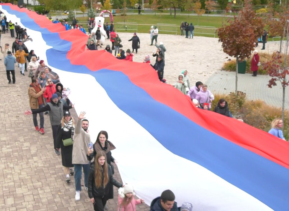В центре Волгограда развернули 100-метровый флаг России