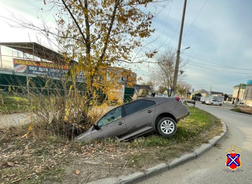В Волгограде автомобилист провалился под землю