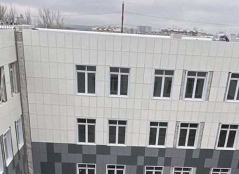 В Волгограде завершили монтаж кровли здания школы на 1000 мест